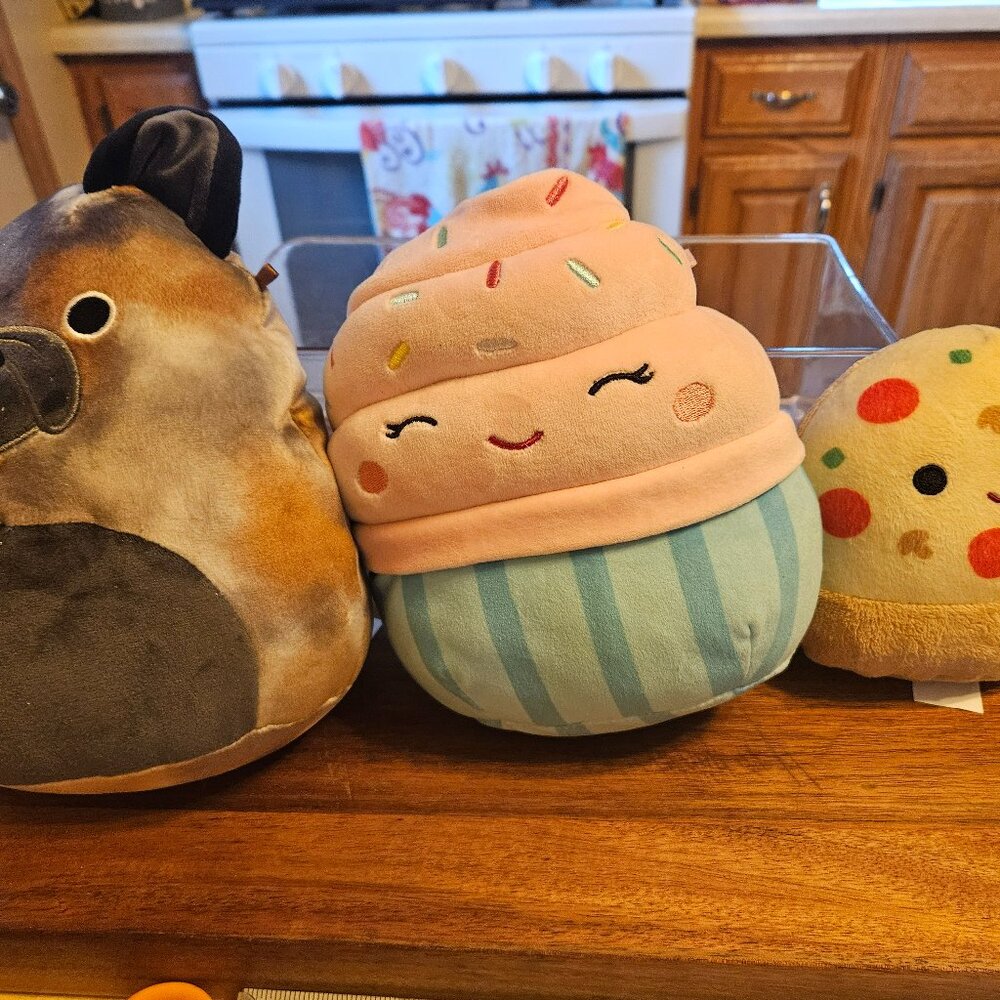 lot of three sqishmallow characters